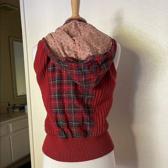 Plaid Reversible Vest with Hood 🍎 - Picture 3 of 10